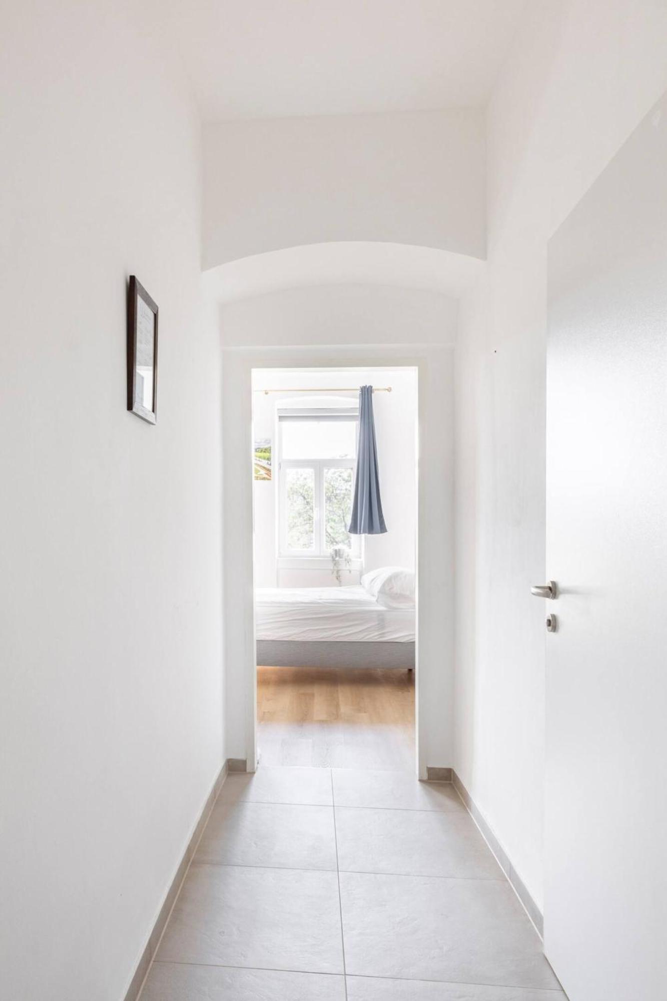Apartment Near Schoenbrunn & Metro Вена Экстерьер фото