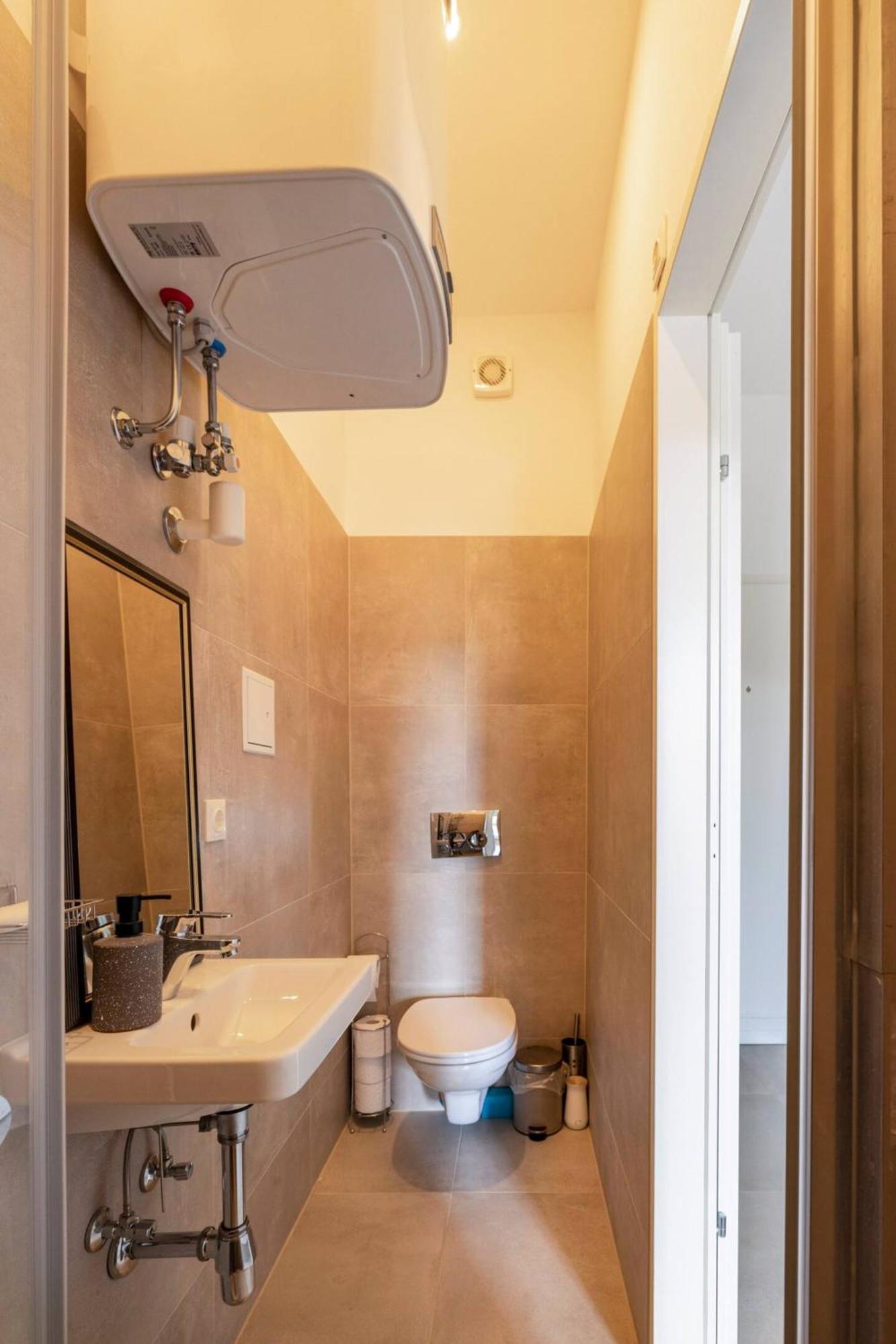 Apartment Near Schoenbrunn & Metro Вена Экстерьер фото