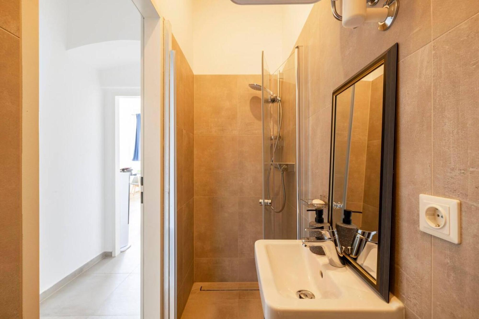 Apartment Near Schoenbrunn & Metro Вена Экстерьер фото